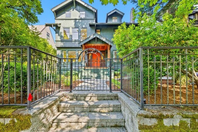 Foto del edificio - Stunning 1909 Craftsman w/ AC in Coveted C...