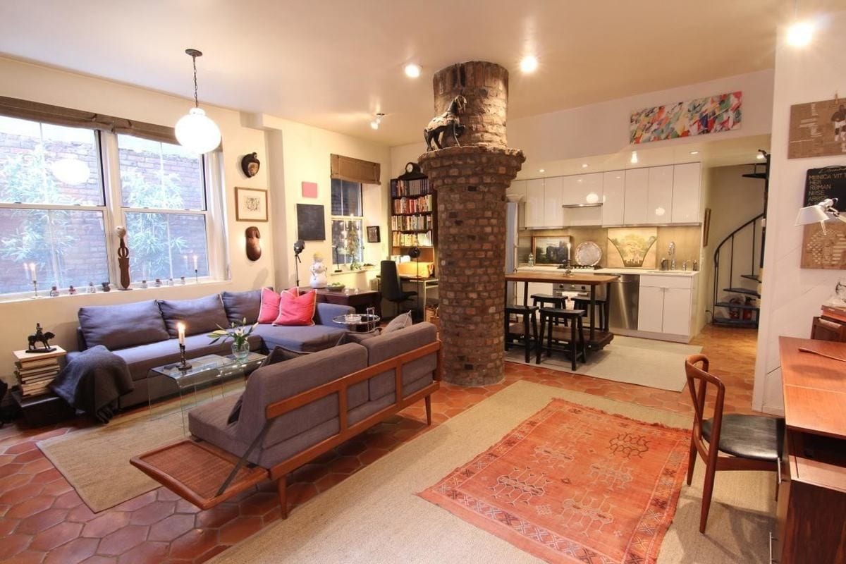 Primary Photo - 260 W 10th St