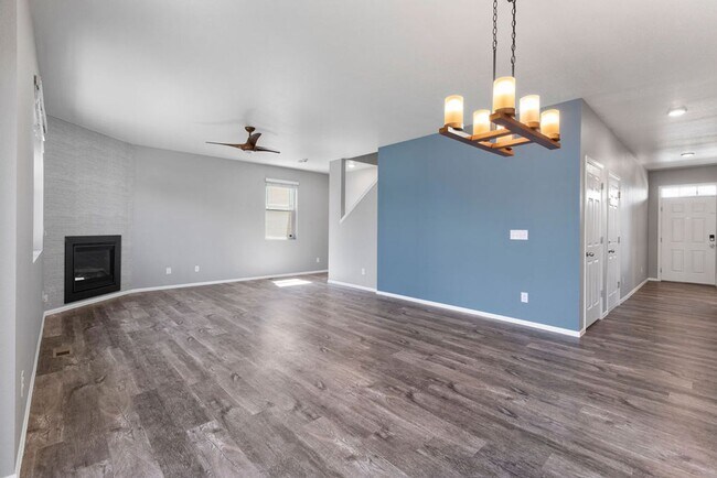 Building Photo - 4 Bedroom Home with Office and Loft