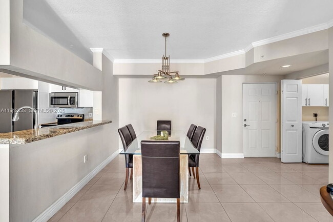 Foto del edificio - 17150 N Bay Rd