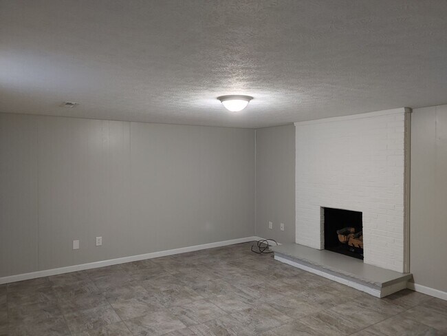 Building Photo - COZY TOWNHOME IN WILLOW TERRACE