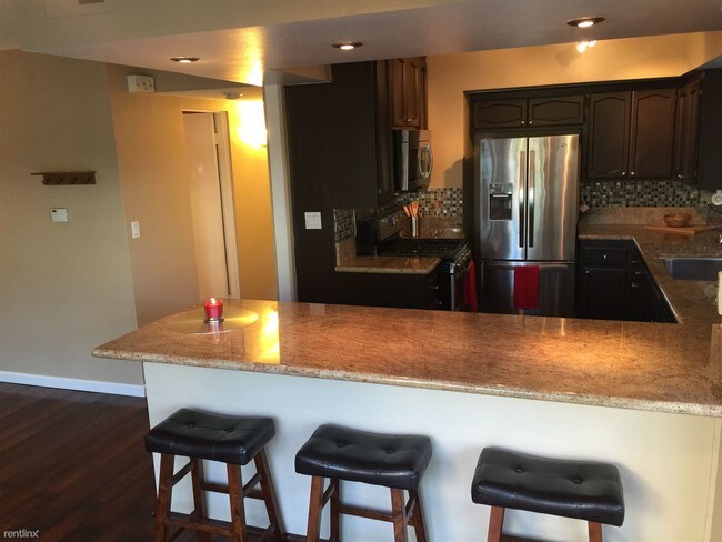 Building Photo - 2 br, 1 bath Condo - 1700 Westcliff Drive