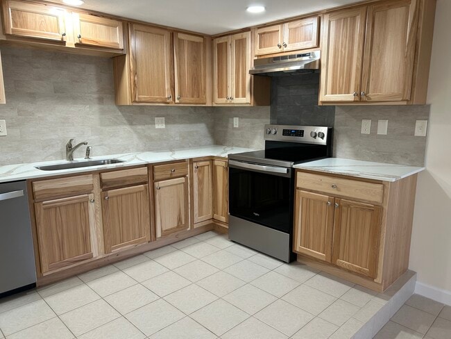 Building Photo - 182 Marlborough - Large 1 Bedroom Plus