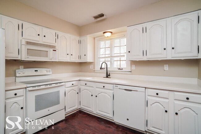Foto del edificio - Move right in and bring more life in this ...