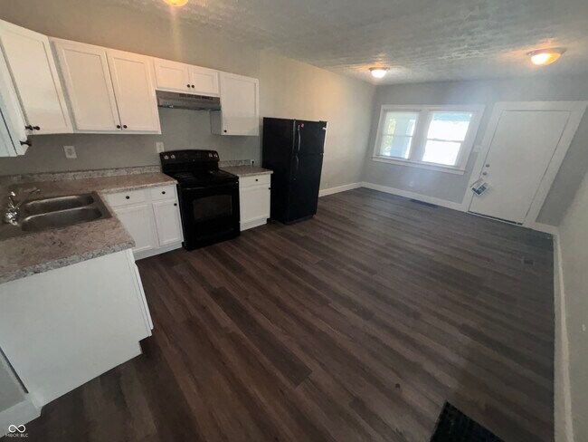 Foto del edificio - 3611 E Vermont St
