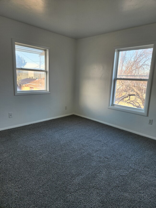 Building Photo - 132 Elm St N