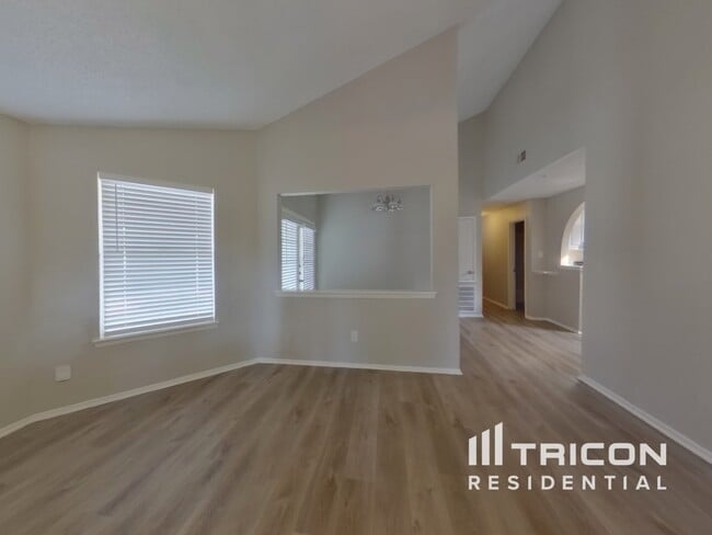 Foto del edificio - 3107 Lucida Ln