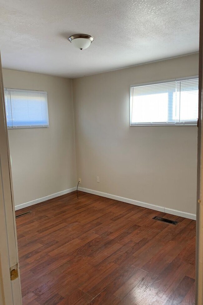 Building Photo - 3535 SE Adams St - 3 BR 1 BA