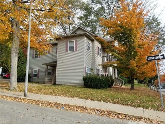Building Photo - 203 E 10th St