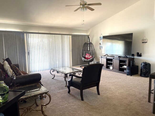Building Photo - 3 bedroom 2 Bath Lakefront home in the des...