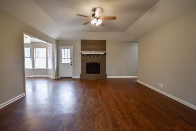 Foto del edificio - Available Now! Stunning 3 Bed 2 Bath in Fl...