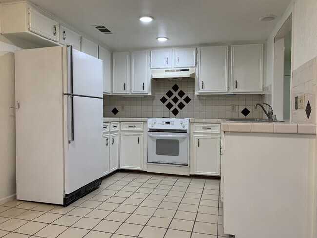 Building Photo - Updated Duplex in the Heart of Shopping and Entertainment