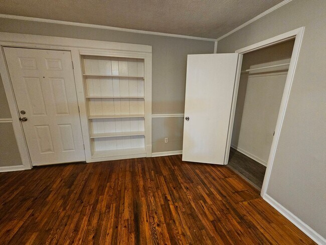 Foto del edificio - 2 Bedroom 1 Bath Downstairs apartment in t...