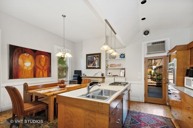 Foto del edificio - 358 W Wisconsin St