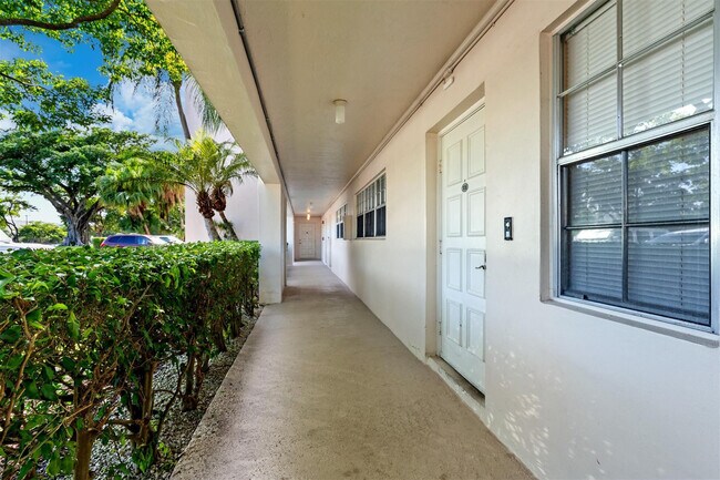 Building Photo - 3151 S Palm Aire Dr