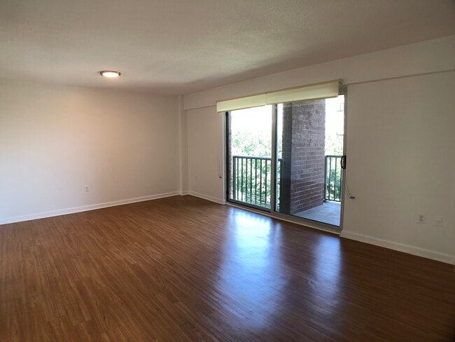 Building Photo - 1300 Army Navy Dr