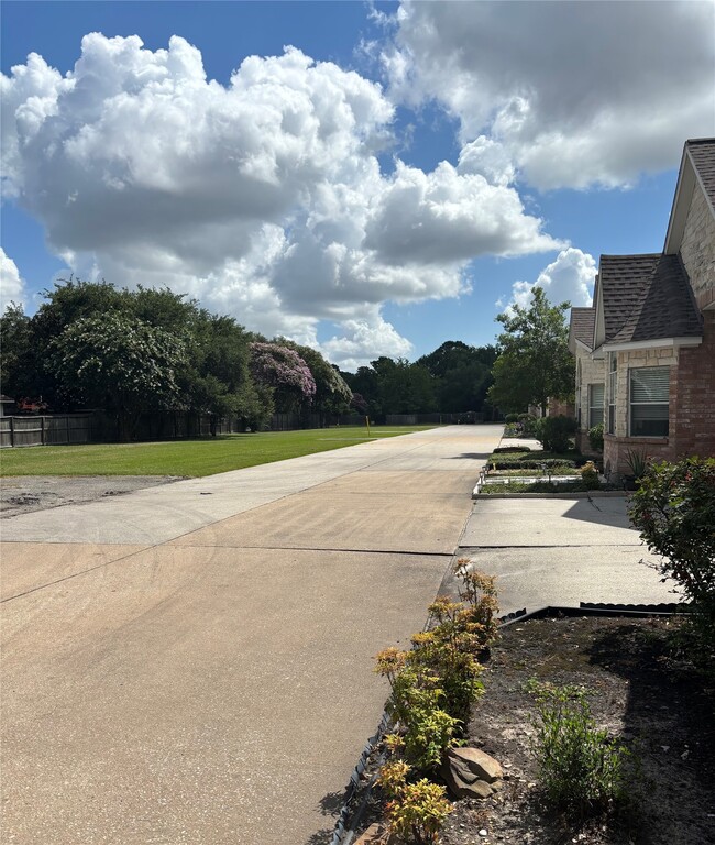 Building Photo - 10735 Norchester Village Dr