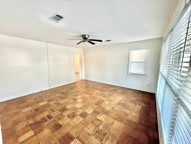 Building Photo - 3 Bedroom Home in Parkland Terrace