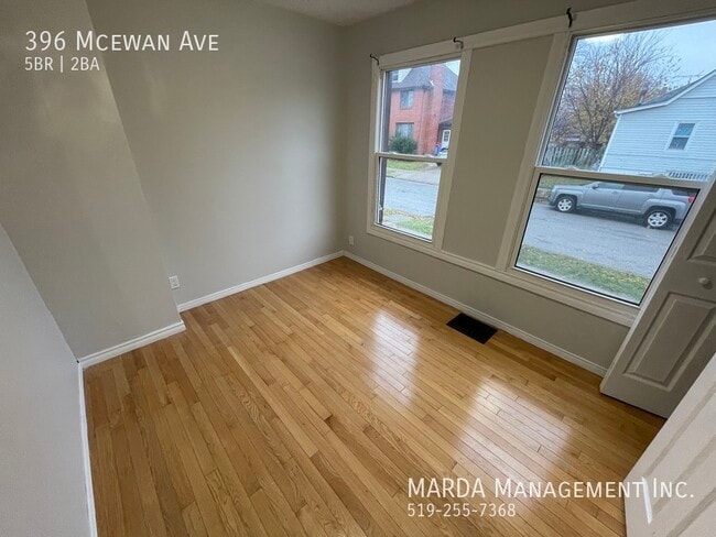 Building Photo - SPACIOUS 5 BED/2 BATH HOUSE! + Utilities