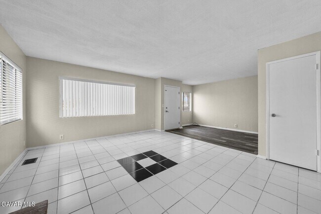 Building Photo - 1858 Park Cir Dr