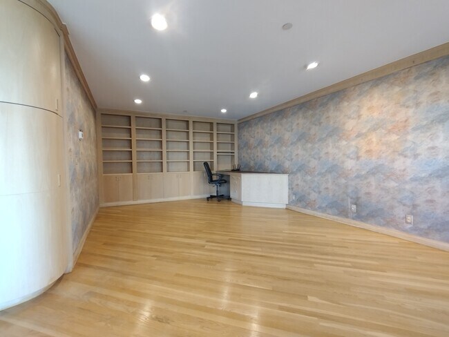 Sala de estar con escritorio y estanterías. - 121 S Hope St