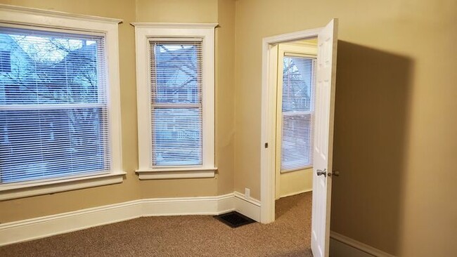 Foto del edificio - Newly Updated Spacious Three Bedroom Upper...