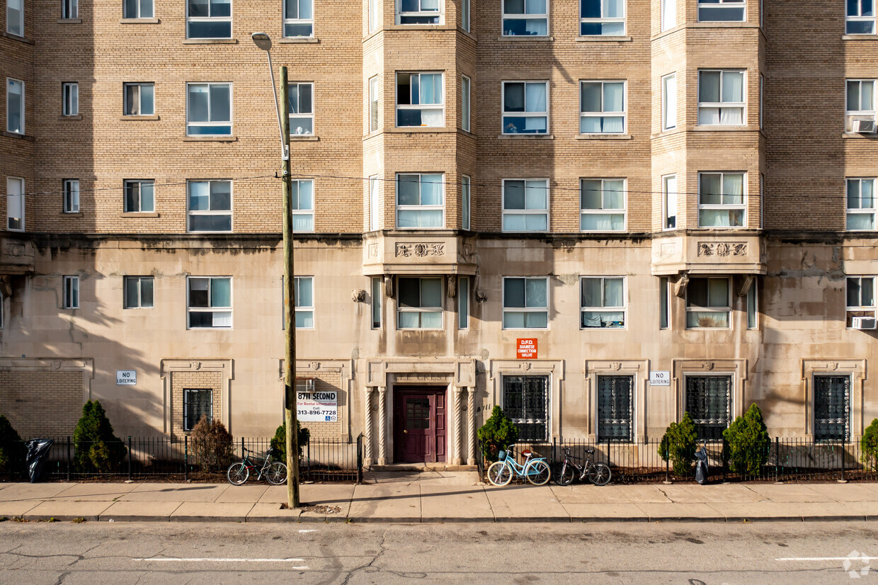 East Entrance - Lee Crest Apartments