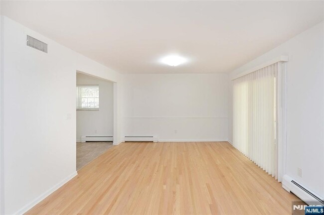 Foto del edificio - 21-31-31 Ridge Rd