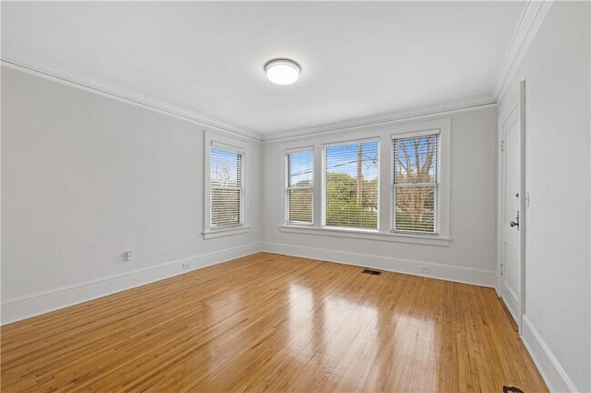 Building Photo - 716 Lakeview Ave NE