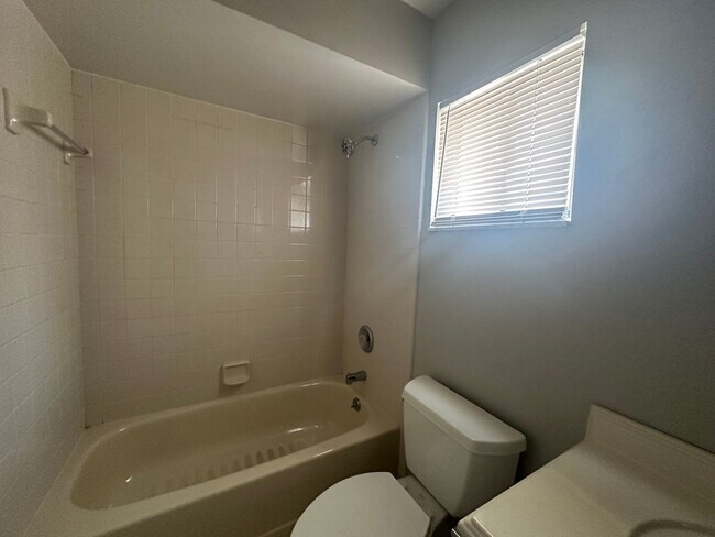 Building Photo - REMODEL 3 BEDROOM HOUSE