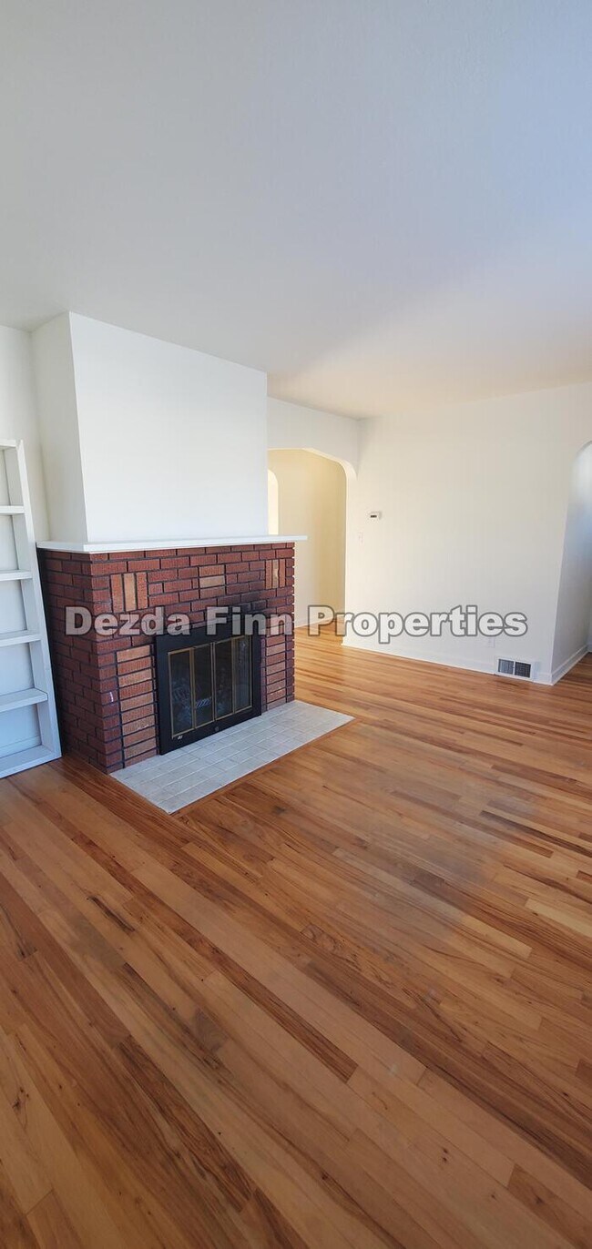 Building Photo - Adorable 3 Bedroom/ 2 Bath Rancher AVAILAB...