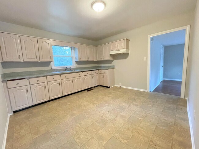 Building Photo - 2536 Wayland Ave