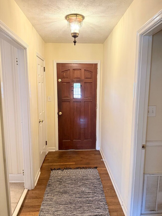 Foto del edificio - Beautiful 3 Bedroom, 2 Bath Home in the Ea...