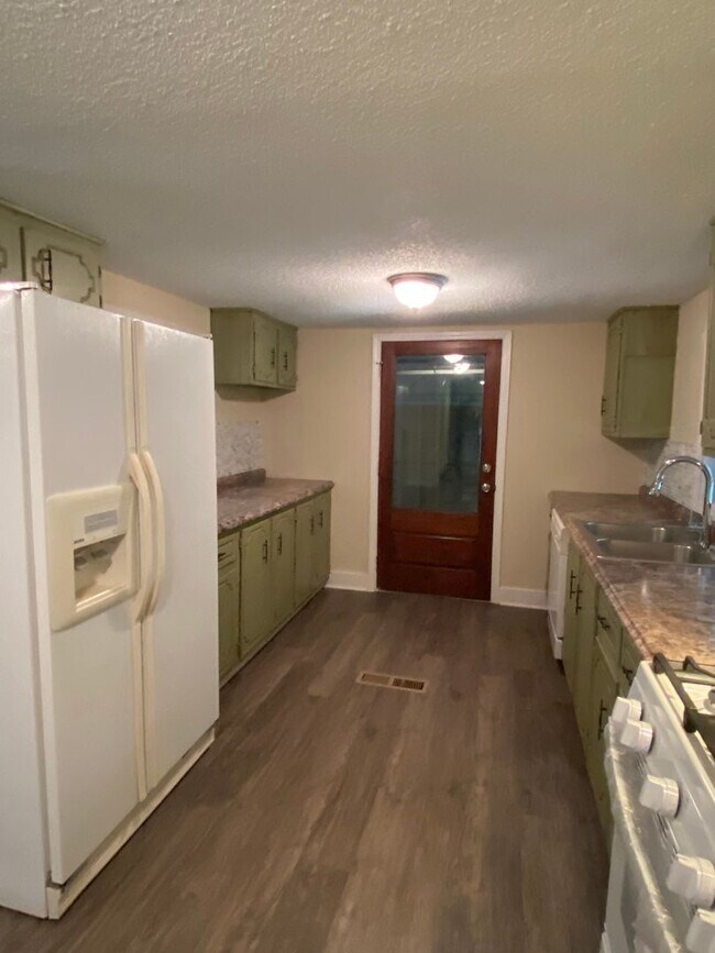 Building Photo - Total remodel in East Jackson