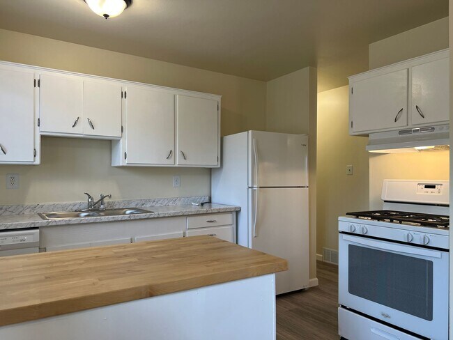 Foto del edificio - NEWLY UPDATED RANCH HOME WITH CARPORT.