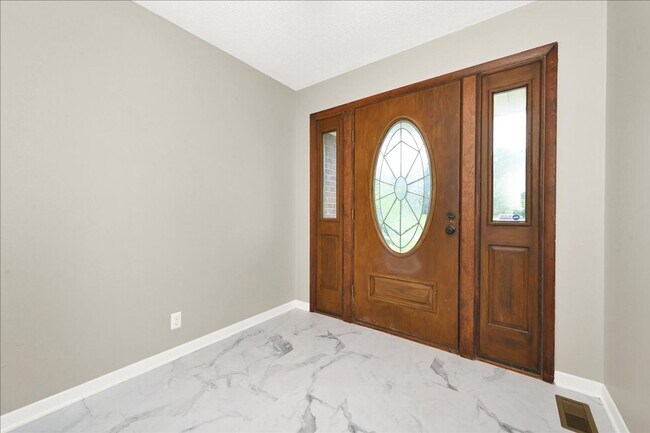 Building Photo - Beautiful 4 Br Brick home