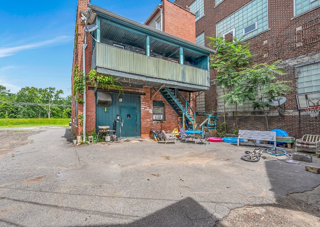 Building Photo - 129 N River St