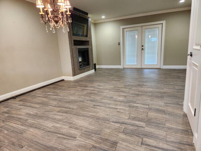 Building Photo - 1085 Holly Dr