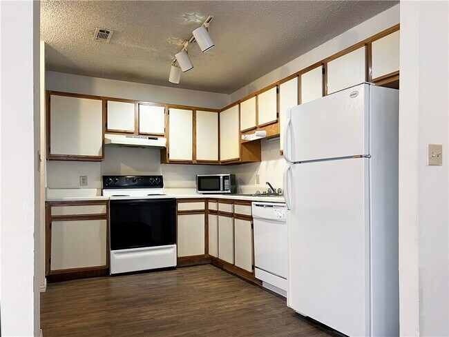 Building Photo - 5900 Samantha St