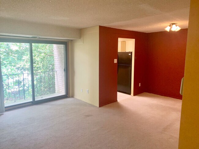 Foto del edificio - Amazing 1-Bedroom Condo at Bentley Square Condos! Available Late June!