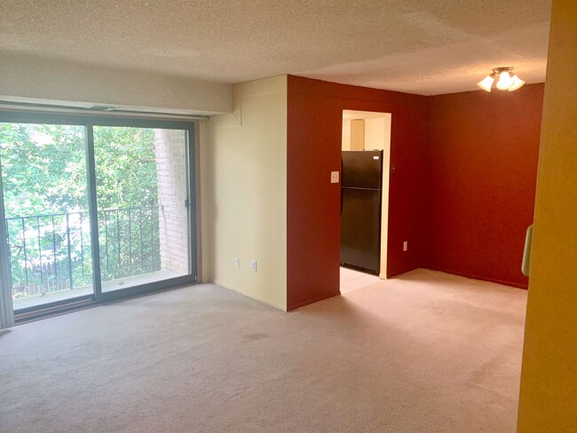 Building Photo - Amazing 1-Bedroom Condo at Bentley Square Condos! Available Late June!