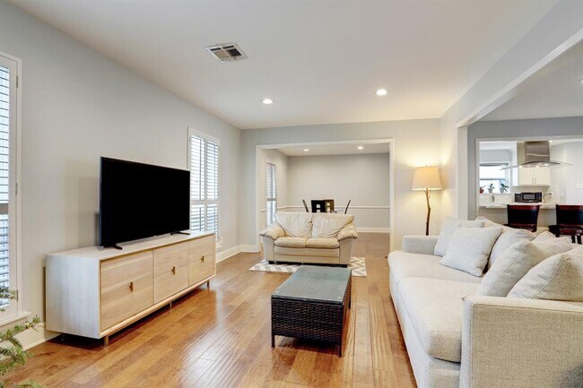 Foto del edificio - 3415 Freshmeadows Dr