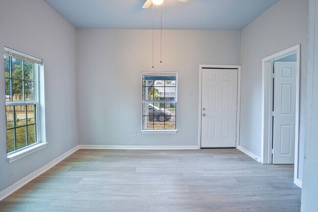 Foto del edificio - Charming and Modern Living Near Downtown S...