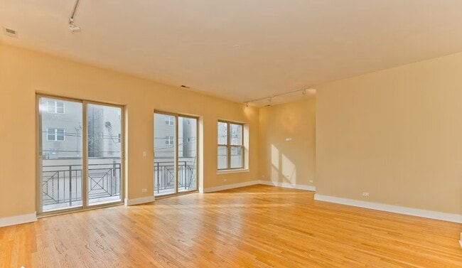 Building Photo - 2 bed 2.5 bath Logan Square Duplex