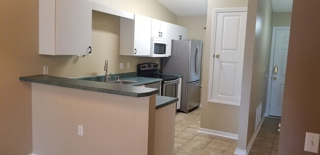 Foto del edificio - Easy access to shopping, interstate & bases!