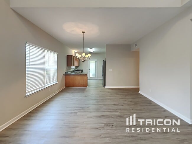Building Photo - 142 Lyndhurst Dr