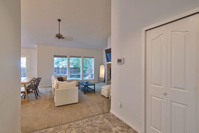 Foto del edificio - 2372 NW Meadows Dr