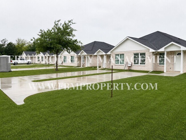 Foto del edificio - 300 E Camden St - Brand New 2 Bedroom, 2 Bathroom Duplex Located in Rice, TX!