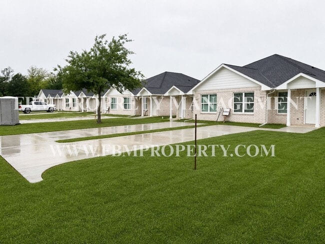 Building Photo - 300 E Camden St - Brand New 2 Bedroom, 2 Bathroom Duplex Located in Rice, TX!