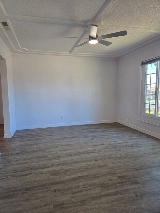 Building Photo - Large corner lot - Central Folsom 2 Bedroom, 1 Bath